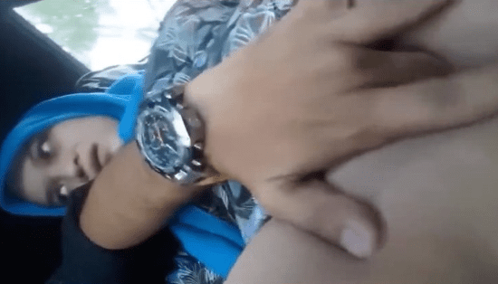 jovencita caliente se deja meter el dedo en el auto en medio del trafico