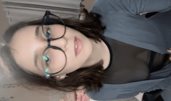 hermosa jovencita cachonda se graba metiendose un enorme dildo