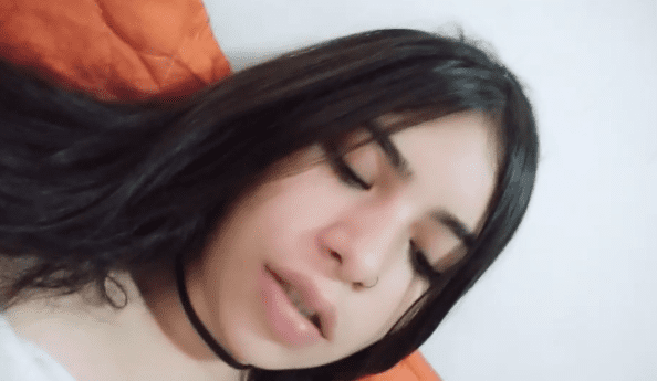 la morrita colegiala se abre los labios vaginales y enseña su mojada vagina