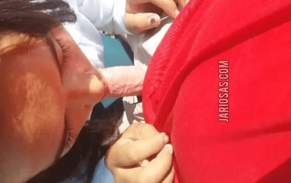 graban a la colegiala chupandosela a su compañero atras de los salones