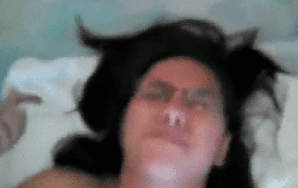 ya no aguanto mas…le dice la morrita cuando el novio se la mete por el culo