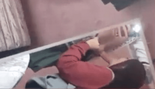 graban a morrita colegiala chupandosela al profesor a escondidas