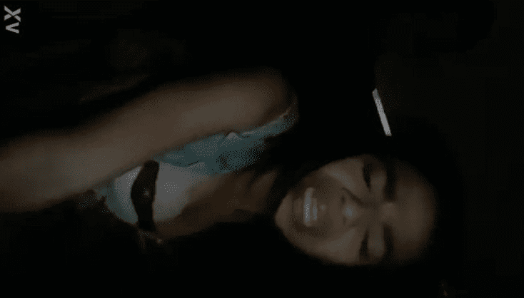 le hace el calzon de lado y se la coge pero ella dice que le esta doliendo mucho