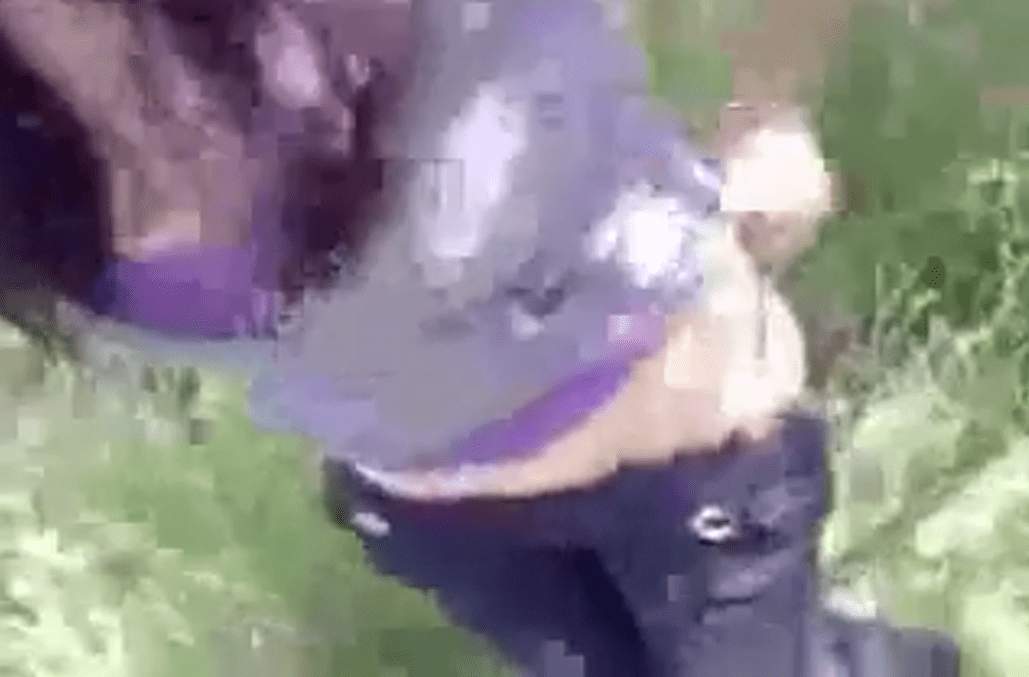 estas seguro que nadie viene por aqui? le dice la jovencita antes de que se la cojan en el monte