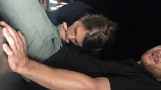 jovencita cachonda se la chupa a un hombre maduro en el parque