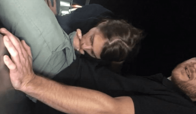 jovencita cachonda se la chupa a un hombre maduro en el parque