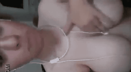 la jovencita tiene un enorme par de tetas que a todos sus compañeros deja con la boca abierta