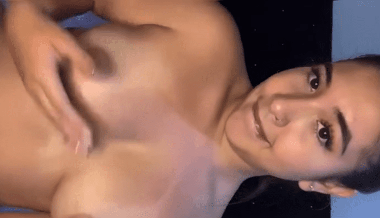 tremendo culote y se mete doble dildo