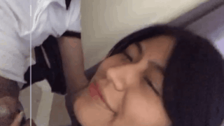 colegiala grabada mientras se la chupa a uno de sus compañeros