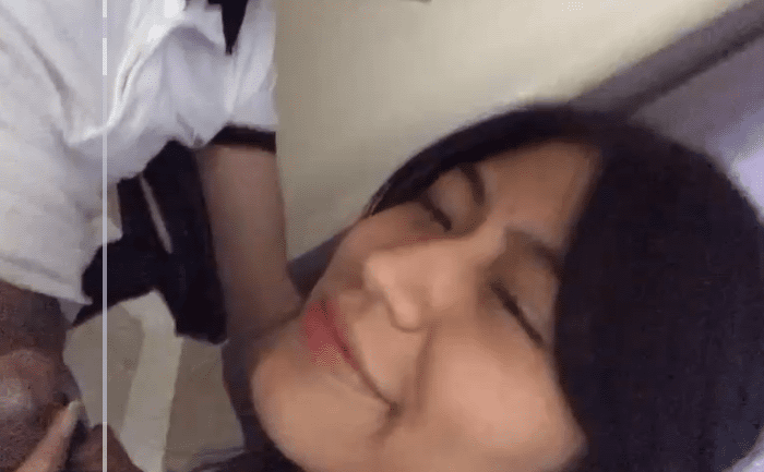 colegiala grabada mientras se la chupa a uno de sus compañeros