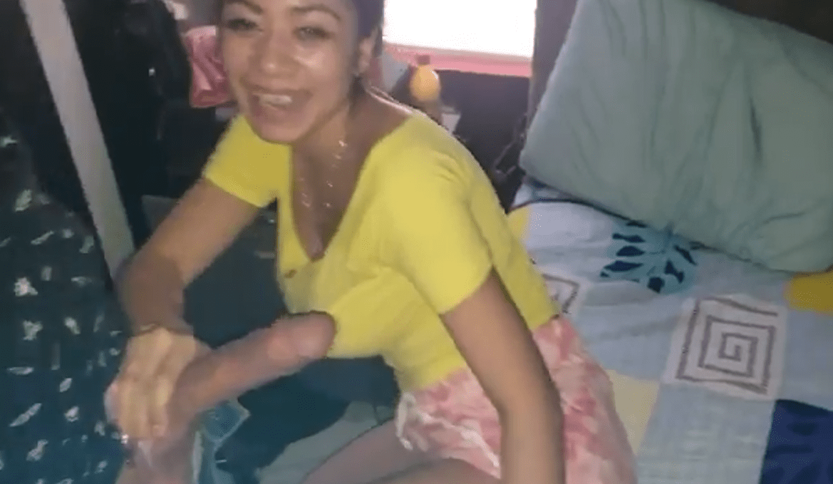 le lleva a su amigo vergon a la novia para que se la chupe