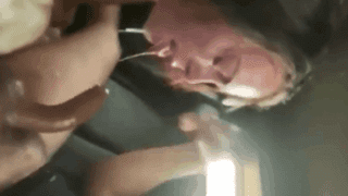 mamando como loca en el asiento trasero del carro