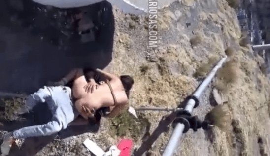 Encuentra a su novia cogiendo con su amigo