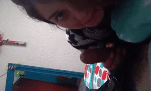 colegiala mexicana mamando en su habitacion