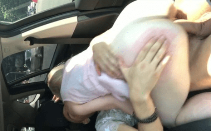 cogiendo a una morrita en el carro en medio del trafico