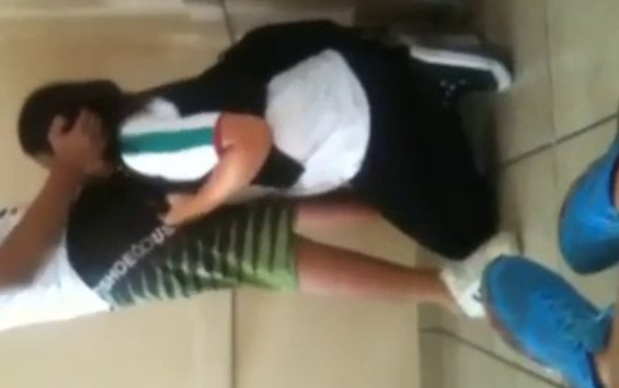 mamada en el salón y sus compañeros los graban