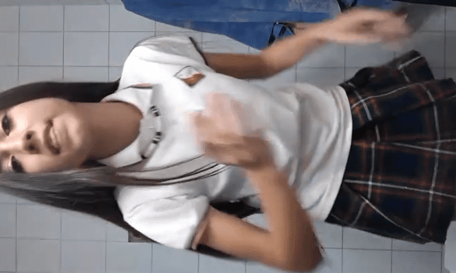 colegiala flaquita se graba en los baños del colegio