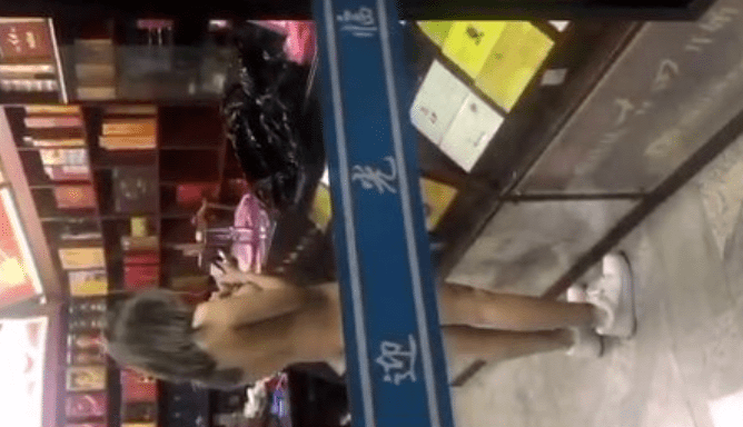 jovencita pierde apuesta y tiene que meterse a comprar a una tienda desnuda