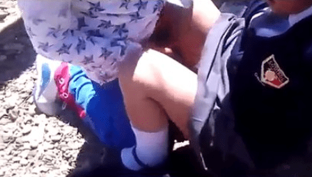 graban a la colegiala mientras que el novio la coge