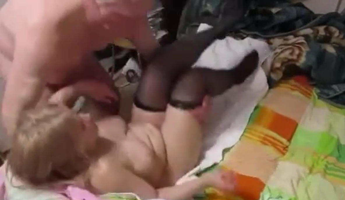 hombre maduro se viene muy rapido dentro de nal jovencita