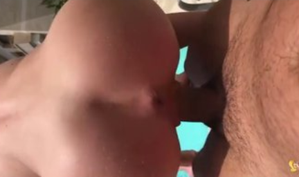 le mete el dedo en el culo a la flaca cuando la coge en la alberca