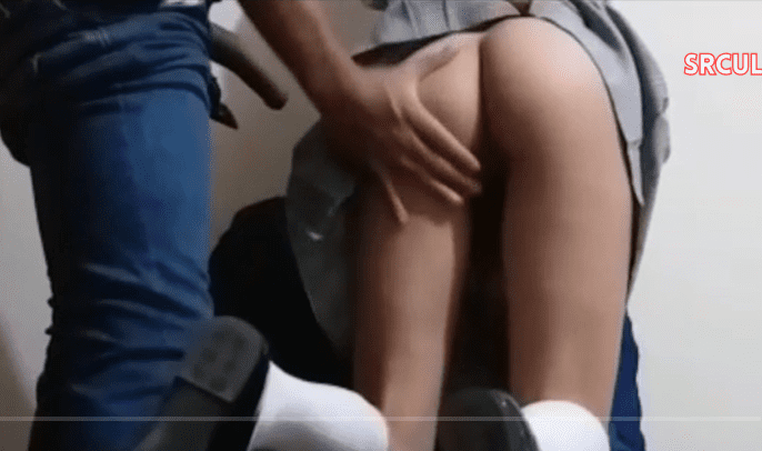 morrita colegiala mexicana se pone de perrito para que el novio la coja