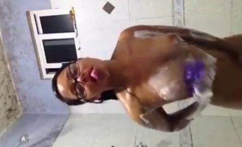 jovencita mexicana se graba bañandose y enjabonandose la panunfla