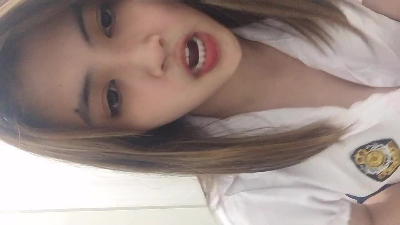 colegiala fresita enseñando las tetas