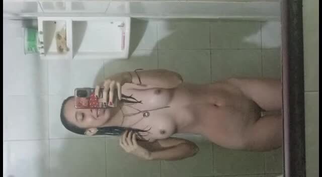 flaquita cachonda grabandose desnuda despues de bañarse