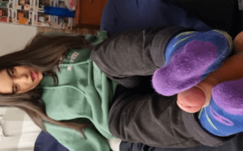 Mi prima quiere que me la coja pero estan mis tios en casa