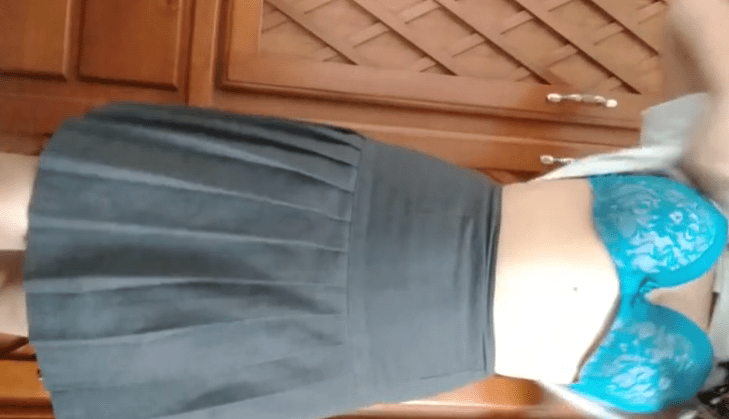 Colegiala peludita enseñando todo