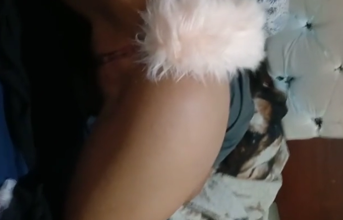 Le pone una colita de coneja a la morrita para cogerla en cuatro