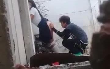 no se le para al novio y la colegiala esta que se derrite por coger