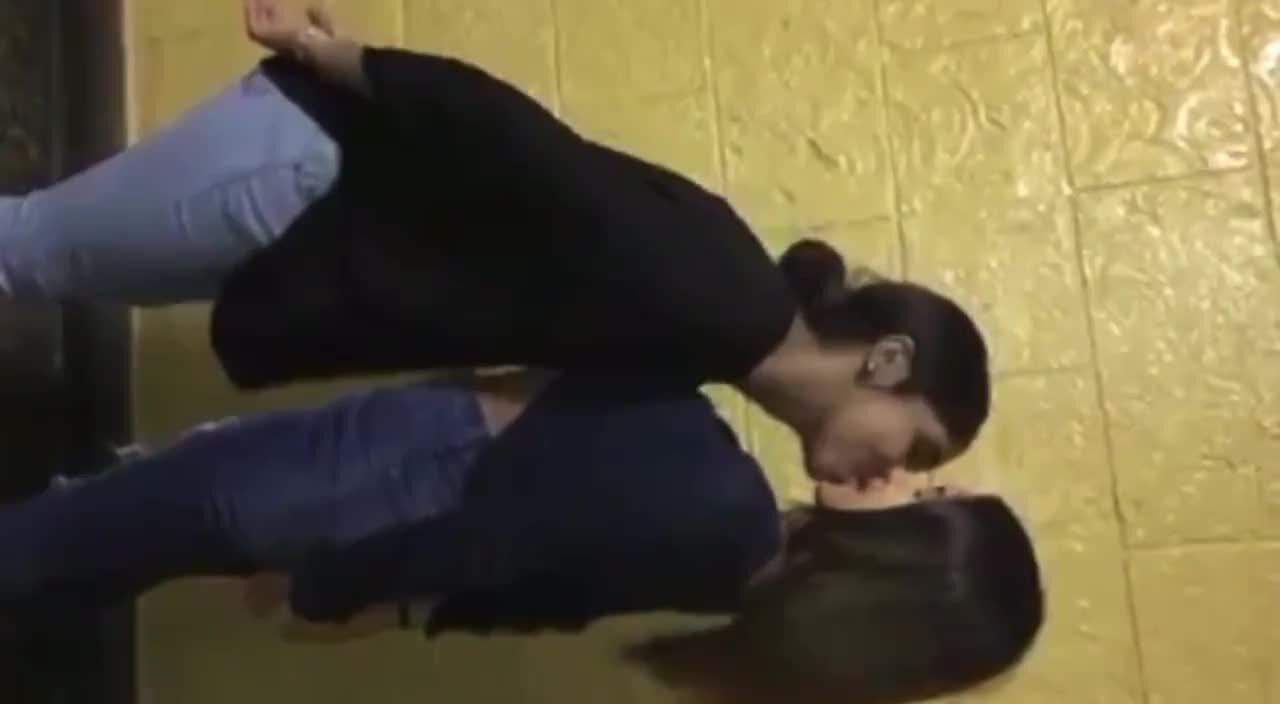 Nenitas lesbians besandose en el pasillo de la escuela