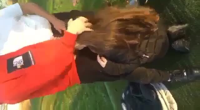 Universitaria borracha mamando en el campo de futbol