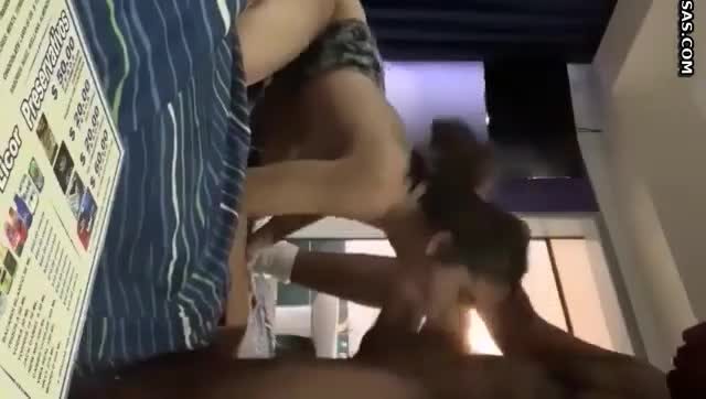 Colegiala cogiendo con hombre maduro a cambio de dinero