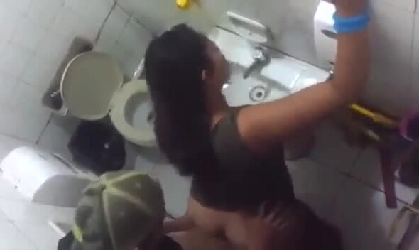conserje es grabado mientras que se cogia a una alumna en el baño