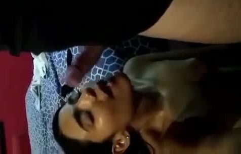 hombre maduro eyacula en la cara de una morrita adolescente