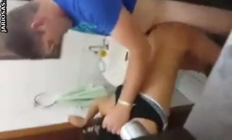 graban a maestro de prepa cogiendose a una alumna en el baño