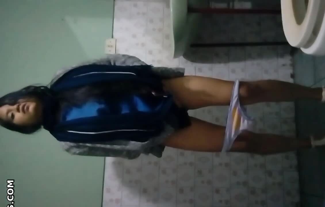morrita cachonda tocandose en el baño y por poco la cachan