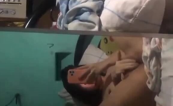 graba a su hermana masturbandose en su cama y se las pasa a sus amigos