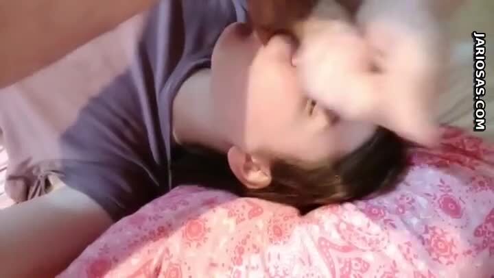 llenandole la boca de leche calientita a la gatita