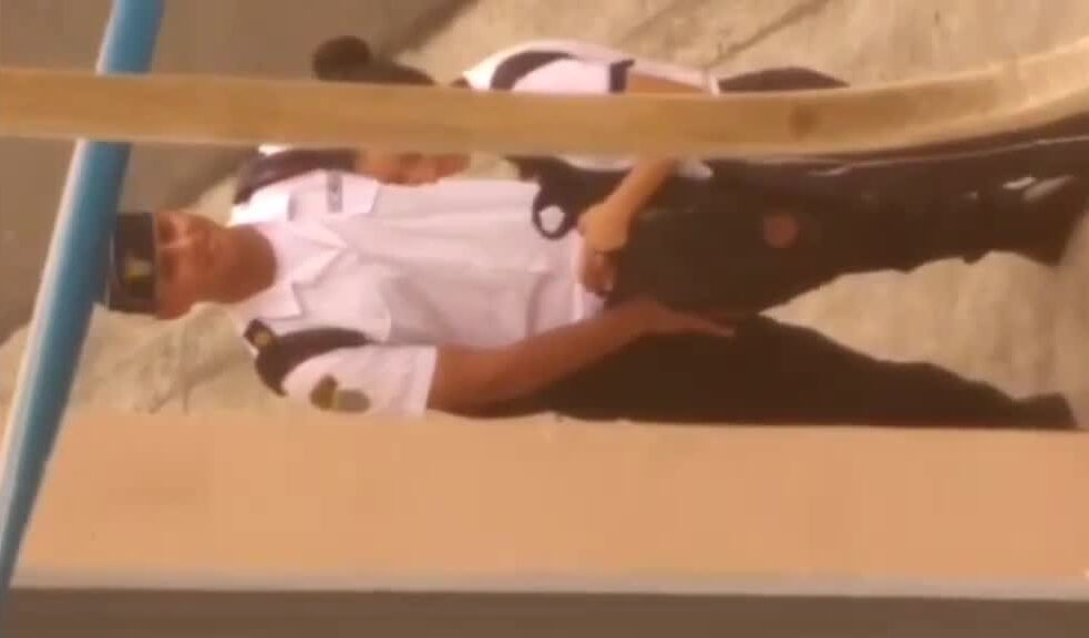 graban a jovencita de colegio militar chupandosela a su compañero