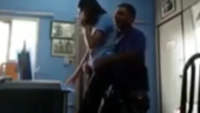 La chibola se deja coger por gordo en su casa