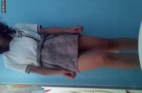 la flaca se graba quitandose el uniforme