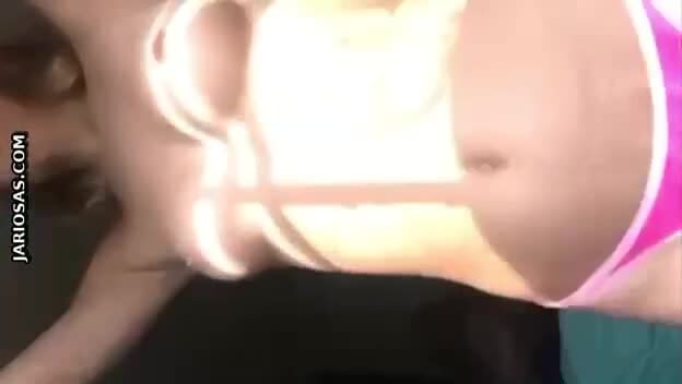 novia sabrosa solita y fumando en la habitacion