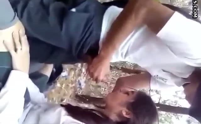 se van de pinta con sus compañeros y la hacen mamar en el monte