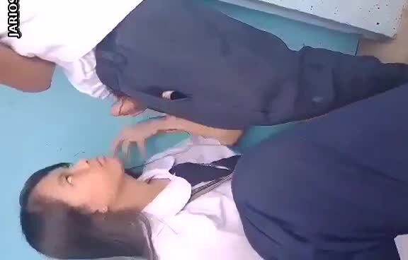 La graban mamando en el salon a uno de sus compañeros