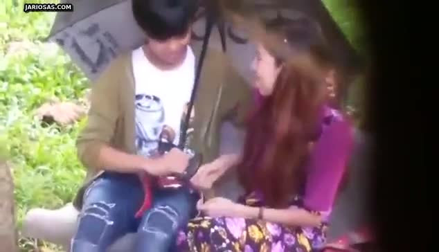 La convence de que se la chupe en el parque y despues la quiere coger