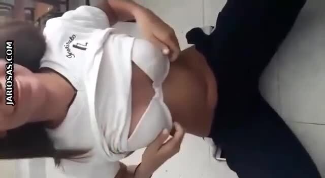 la flaca enseña las tetas en el salon